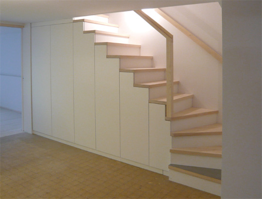 treppenschrank, schrank unter treppe, superform schreinerei wetzikon, stauraum, handwerk aus der region
