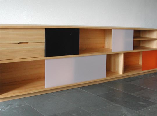 sidebord, sideboard kirschbaum, schieber acrylglas, schubladen, schreinerei wetzikon, superform wetzionm, schreinerhandwerk wetzikon, handwerk aus der region, superform raum und m&ouml;bel, daniel hotz, michael sax, moebel, m&ouml;bel