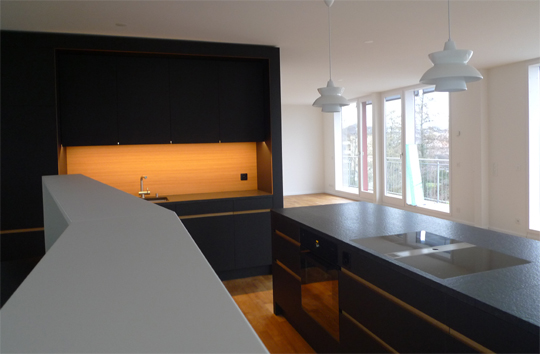 superform schreinerei, wetzikon, k&uuml;che, eiche und linoleum, abdeckung schwarzer granit, k&uuml;che aus der region, korpus spritzlack weiss