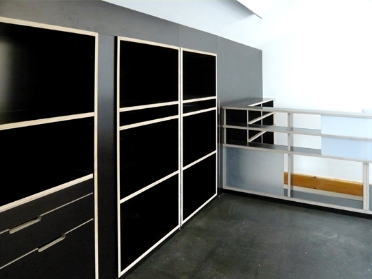 superform wetzikon, schreinerei, innenausbau, aus der region, regal, b&uuml;chrregal, sperrholz phenolharz, phenolharzbeschichtet, gestell dachschr&auml;ge, b&uuml;chergestell, daniel hotz, michael sax, wetzikon, schreinerei